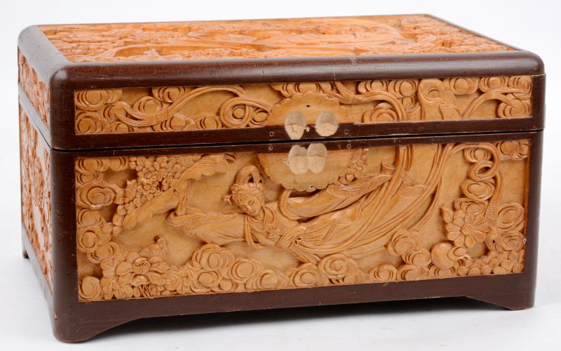 Een houten Chinese doos met gesculpteerde florale motieven en zwevende dames. Slot ontbreekt, lichte schade aan het deksel.