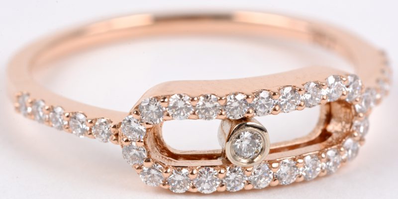 Een 18 karaats roze gouden ring bezet briljanten met een gezamenlijk gewicht van ± 0,53 ct. Stijl Mesika.