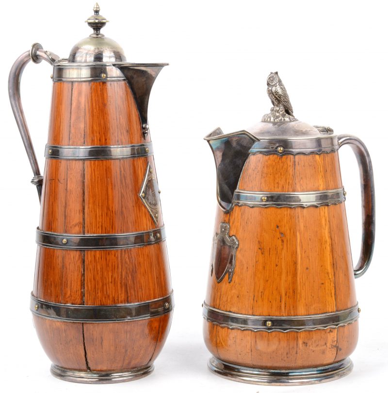 Twee wijnkruikjes van aardewerk, hout en verzilverd metaal. Waarvan één met een dekselknop in de vorm van een uil. Onderaan gemerkt Thomas Harwood & Son (1864 - 1896), Sheffield.