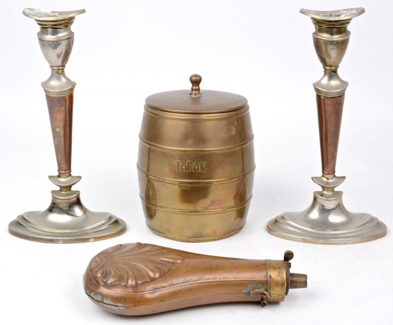 Een lot koper, bestaande uit twee verzilverde Engelse kandelaars, een tabaksdoos en een kruithoorn.