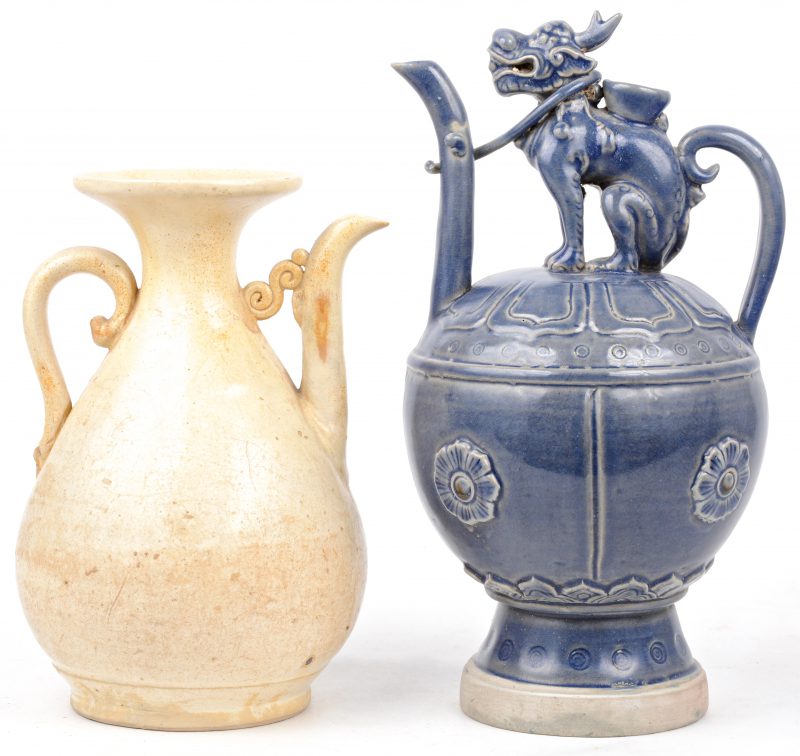 Twee Chinees aardewerken kruiken, waarbij één met wit glazuur en één met blauw glazuur en getooid met een tempelleeuw.