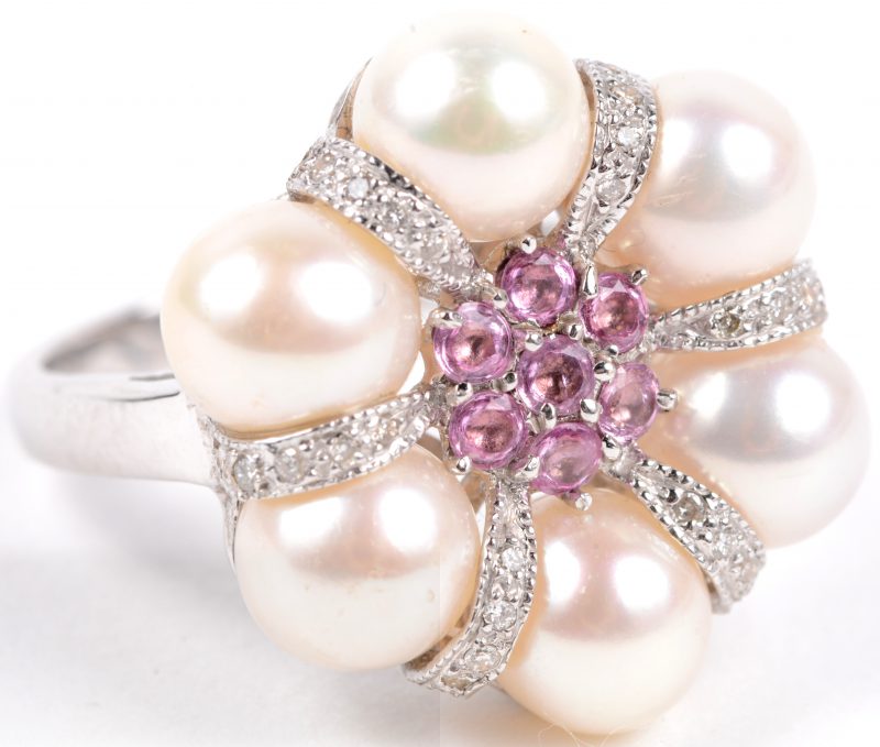 Een 18 wit gouden ring bezet met diamantjes en roze saffiertjes met een gezamenlijk gewicht van ± 0,30 ct. en zes parels.
