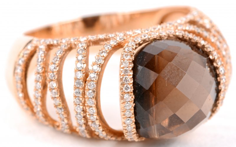 Een 18 karaats roze gouden ring bezet met briljanten met een gezamenlijk gewicht van ± 1,50 ct. en een centrale rookkwarts van ± 5 ct.