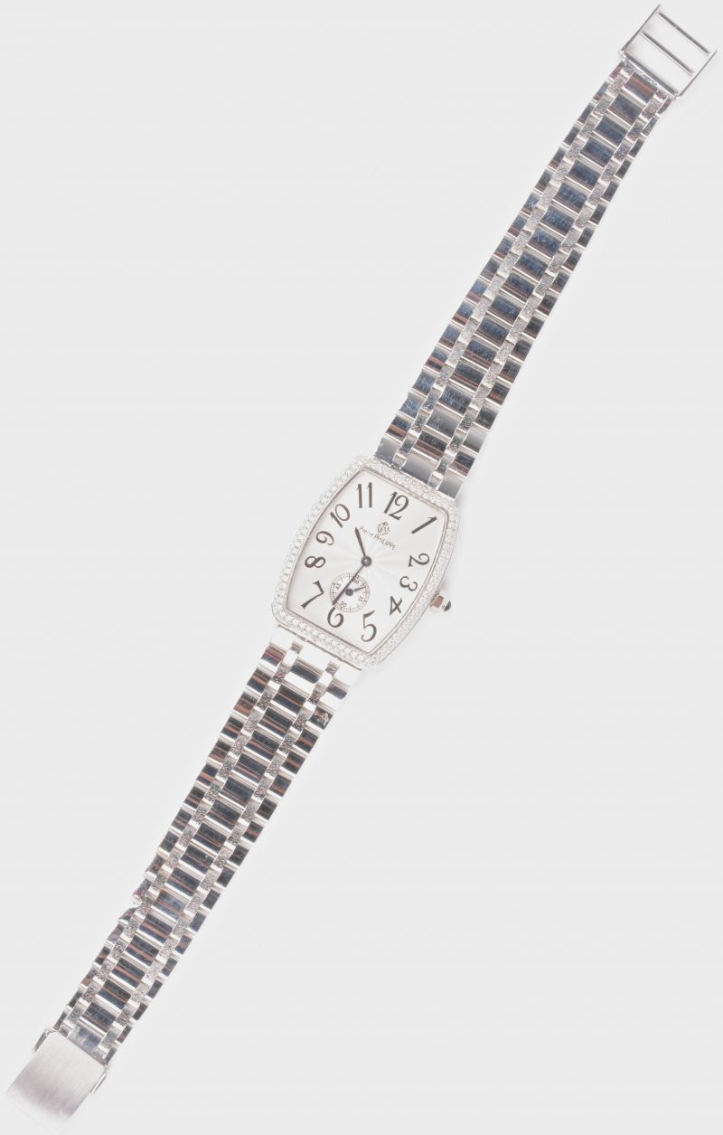 Een 18 karaats wit gouden horloge met 18 karaats wit gouden polsband bezet met diamanten met een gezamenlijk gewicht van ± 1,40 ct.