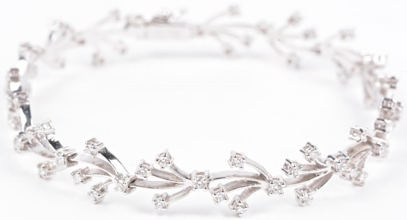 Een 18 karaats wit gouden takvormige armband bezet met diamanten met een gezamenlijk gewicht van ± 1,34 ct.