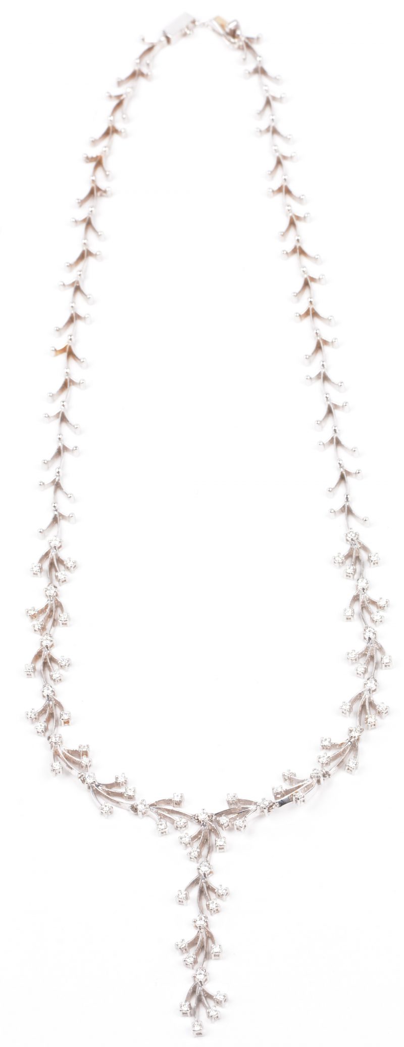 Een 18 karaats wit gouden takvormige halssnoer bezet met diamanten met een gezamenlijk gewicht van ± 1,54 ct.