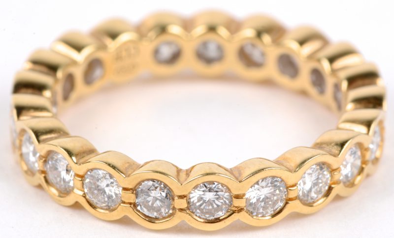 Een 18 karaats geel gouden Amerikaanse trouwring bezet met diamanten met een gezamenlijk gewicht van ± 0,54 ct.
