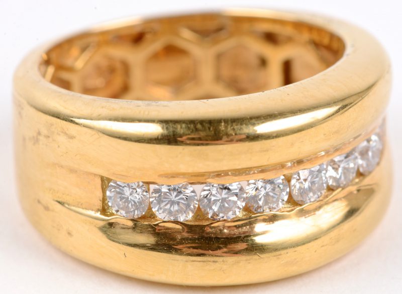 Een 18 karaats geel gouden ring bezet met diamanten met een gezamenlijk gewicht van ± 0,58 ct.