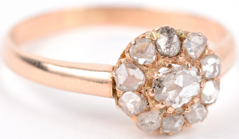 Een 18 karaats roze gouden ring bezet met diamanten oude slijp met een gezamenlijk gewicht van ± 0,70 ct.