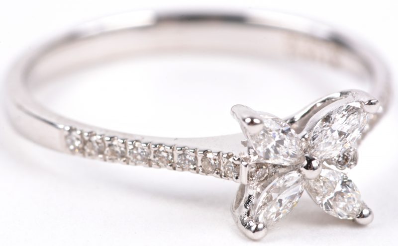 Een 18 karaats wit gouden ring bezet met diamanten en markiezen met een gezamenlijk gewicht van ± 0,35 ct.