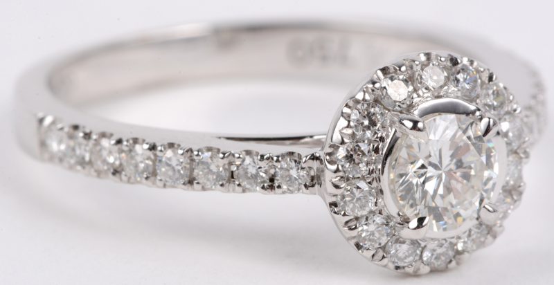 Een 18 karaats wit gouden ring bezet met diamanten met een gezamenlijk gewicht van ± 0,57 ct.