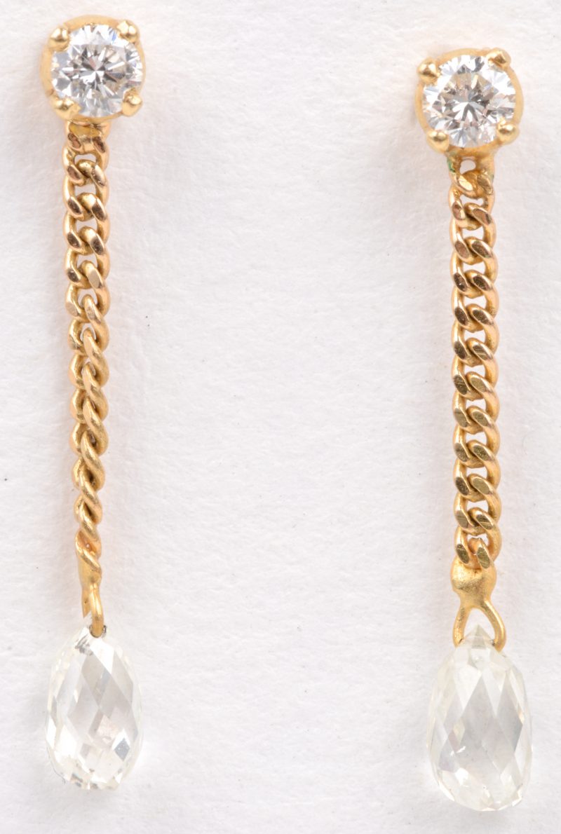 Een paar 18 karaats geel gouden oorbellen bezet met diamanten briolette shape met een gezamenlijk gewicht van ± 0,70 ct. GH/SI.
