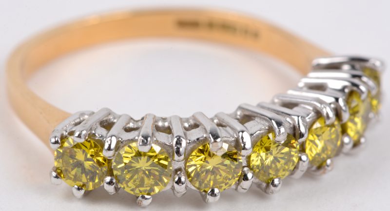 Een 18 karaats wit en geel gouden ring bezet met witte en gele diamanten met een gezamenlijk gewicht van ± 1,05 ct. VS.