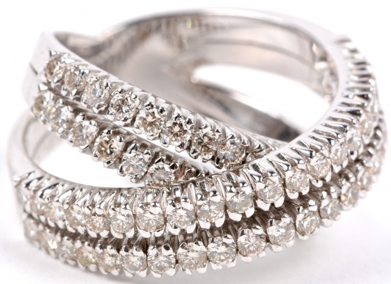 Een 18 karaats wit gouden ring bezet met diamanten met een gezamenlijk gewicht van ± 3,05 ct. GH/VS-VS.
