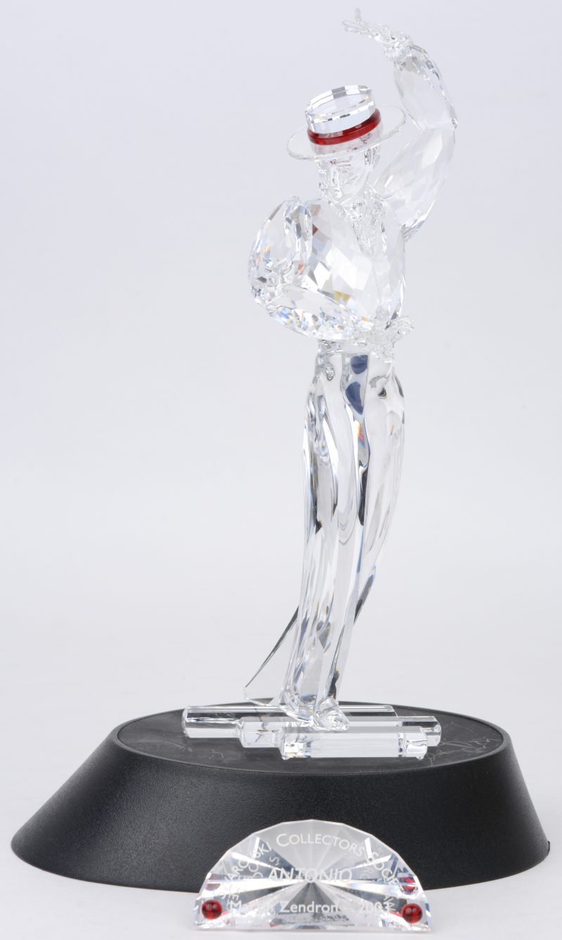 “Antonio”. Een kristallen object uit de reeks “Magie van de dans” naar een ontwerp van Martin Zendron. Jaarlijkse uitgave 2003. In originele doos, met display en kristallen plaquette.