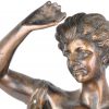 “Apollo”. Een bronzen beeld op rood marmeren sokkel.