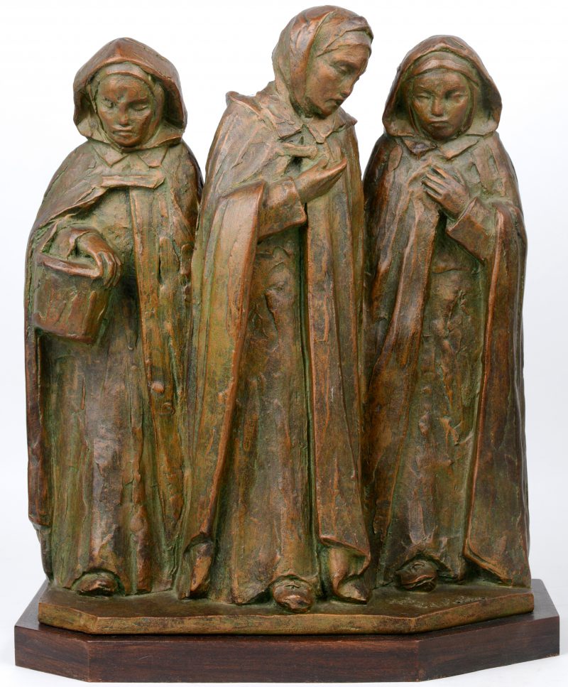 “Drie vrouwenfiguren”. Terra cotta gesigneerd.