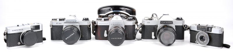 Een lot van vijf vintage camera’s:- Asahi Pentax Spotmatic F.- Pentax K1000.- Chinon CS.- Olympus Trip 35.- Olympus PEN EE-3.