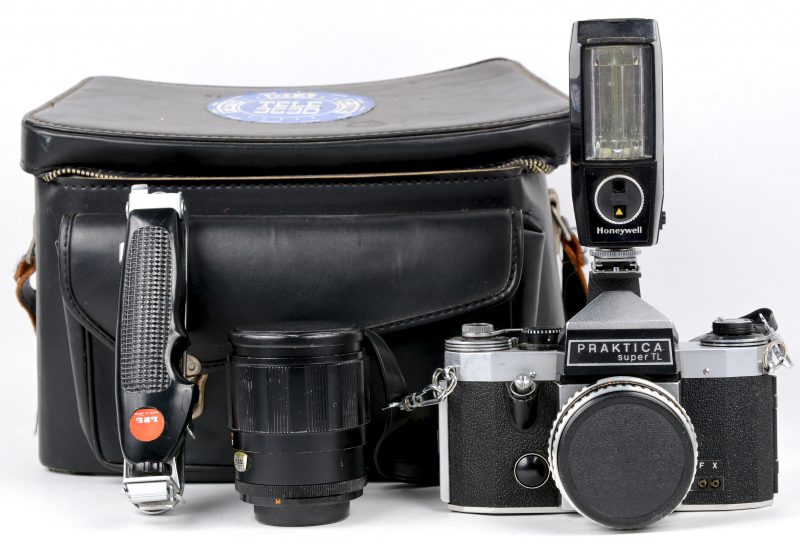 EEn vintage fotocamera model Super TL met flash, handstatiefje en extra lens. In fototas.