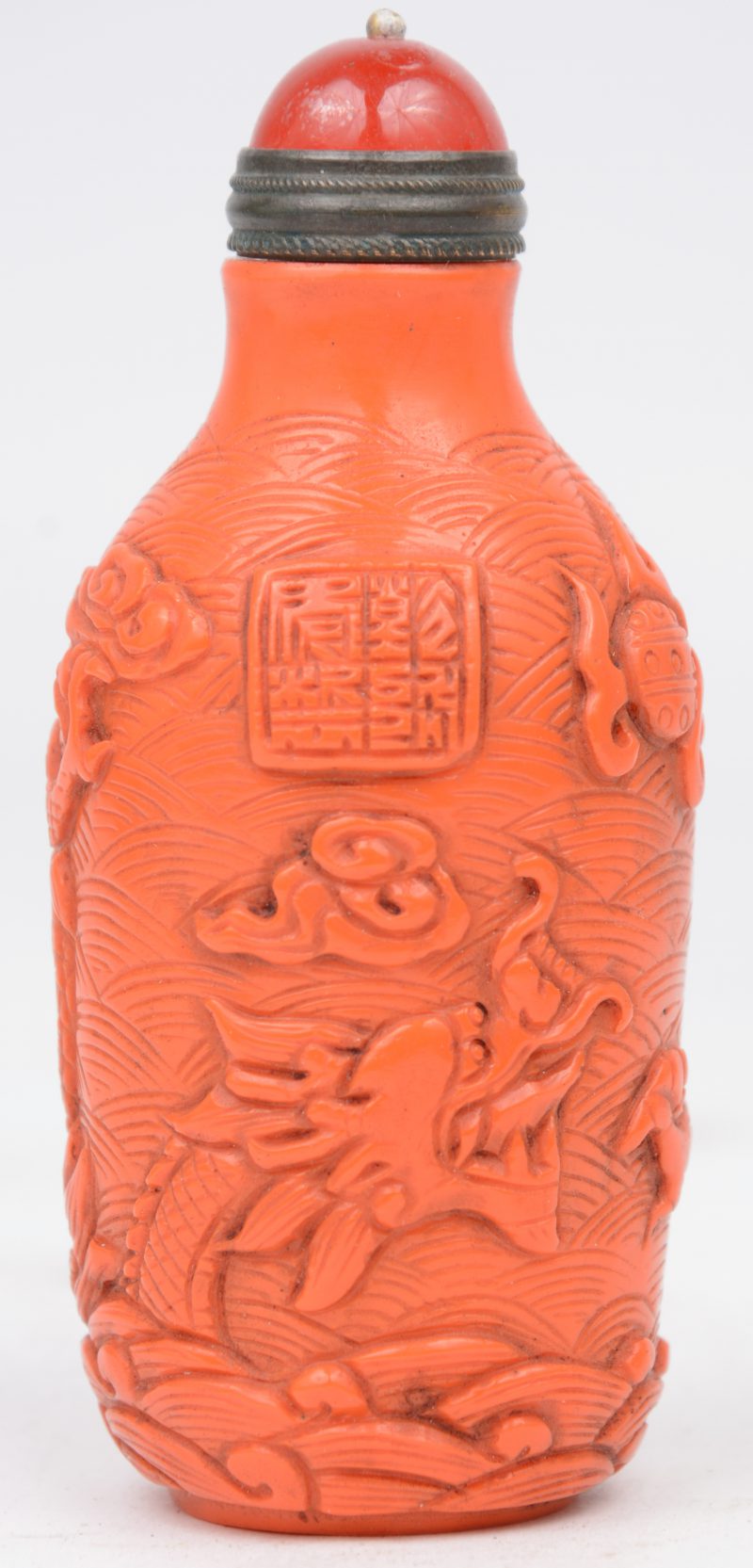Een snuffbottle van Chinese lak met een drakendecor. Gesigneerd.