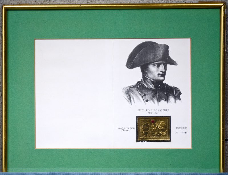 Een 23 karaats gouden postzegel met afbeelding van Napoleon en Corsica. Genummerd 2043. In lijst.