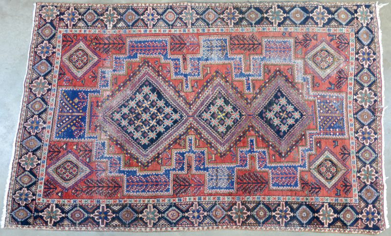 Een handgeknoopt Perzisch wollen karpet.