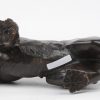 Een bronzen tijger met donker patina. Japans werk, gemerkt van Genryusai Seiya. Tijdperk Meiji. Op houten sokkel.
