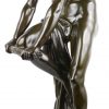 “Le travail”. Een bronzen beeld met donker patina. Gesigneerd. Als schenking aan de Heer Goetbloet in 1908.