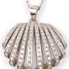 Een 18 karaats wit gouden ketting met schelpvormige hanger en bijpassende oorbellen bezet met diamanten met een gezamenlijk gewicht van ± 3 ct. en twee parels.