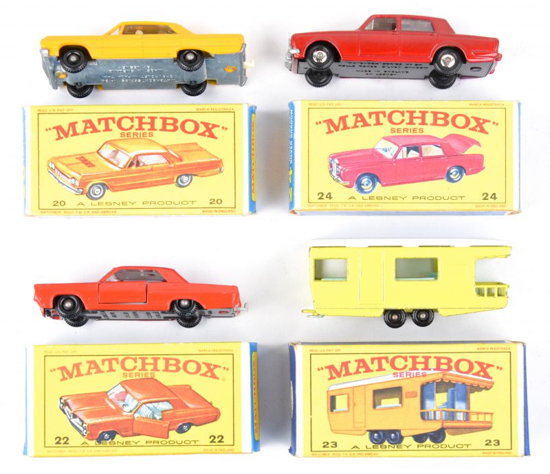 Vier speelgoedautootjes in originele doosjes:- Chevrolet Impala Taxi.- Pontiac Coupé.- Trailer caravan.- Rolls Rouyce Silver Shadow.