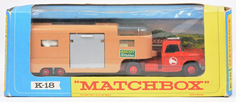 “Dodge tractor with articulated horse van”. Een speelgoedvoertuig. Zeer goede staat. In originele doos.
