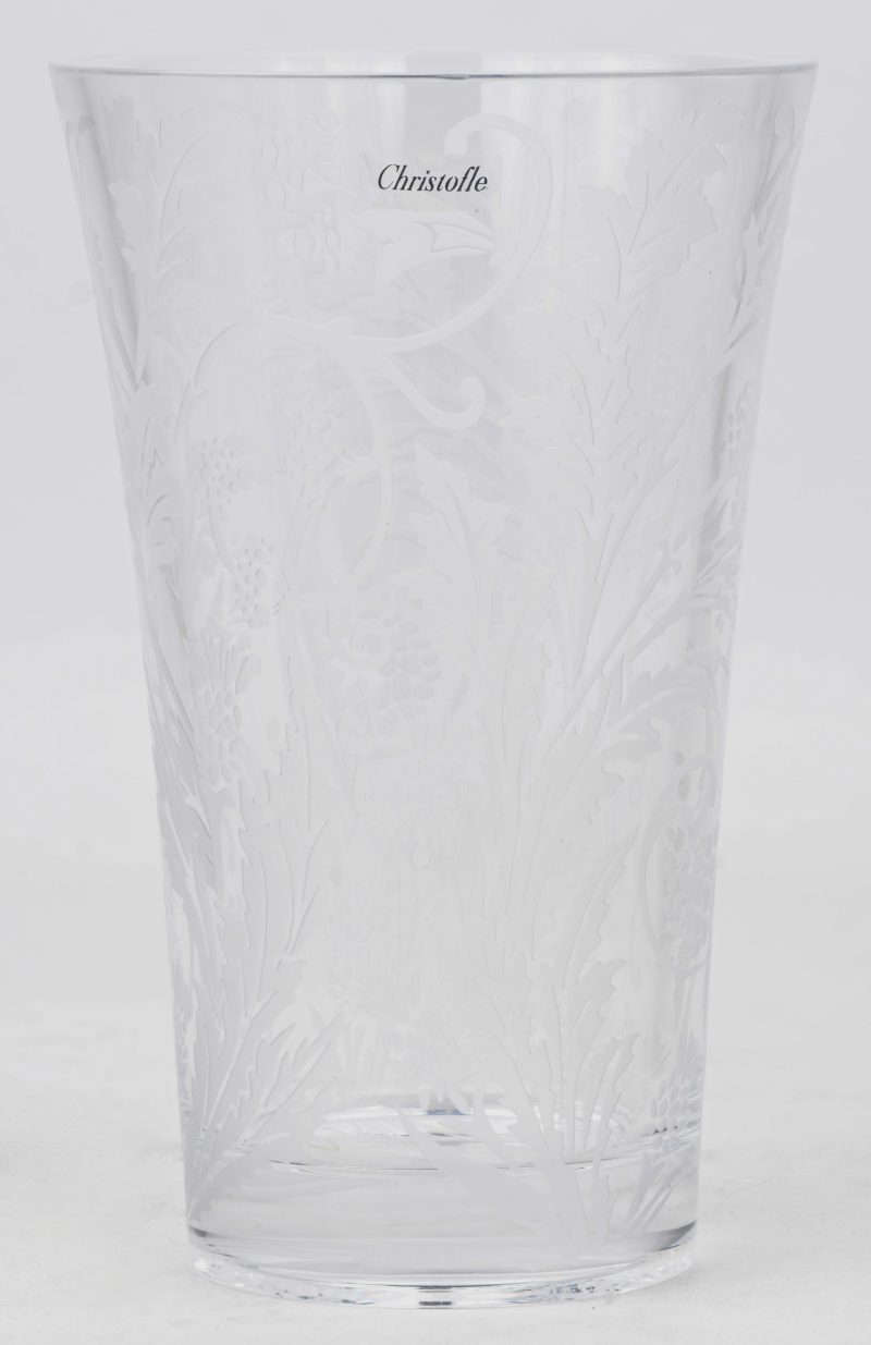 Een moderne kristallen vaas met gesatineerde bladmotieven.