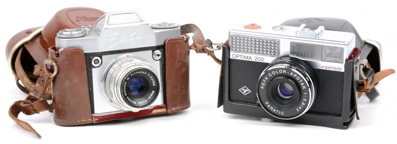 Twee oude fotocamera’s in lederen etuis:- Jaghee Exa & Agfa Optima 200.