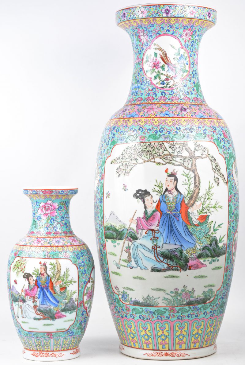 Een grote en een kleine balustervaas van Chinees porselein met een famille-rosedecor.