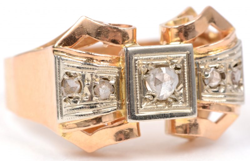 Een 18 karaats wit en geel gouden ring bezet met diamanten oude slijp met een gezamenlijk gewicht van ± 0,35 ct. ct.
