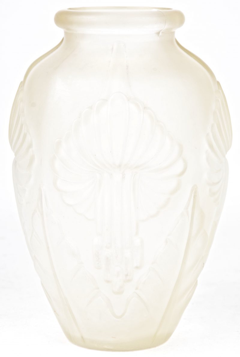Een vaas van gesatineerd glas met een gestileerd bloemenmotief in reliëf.