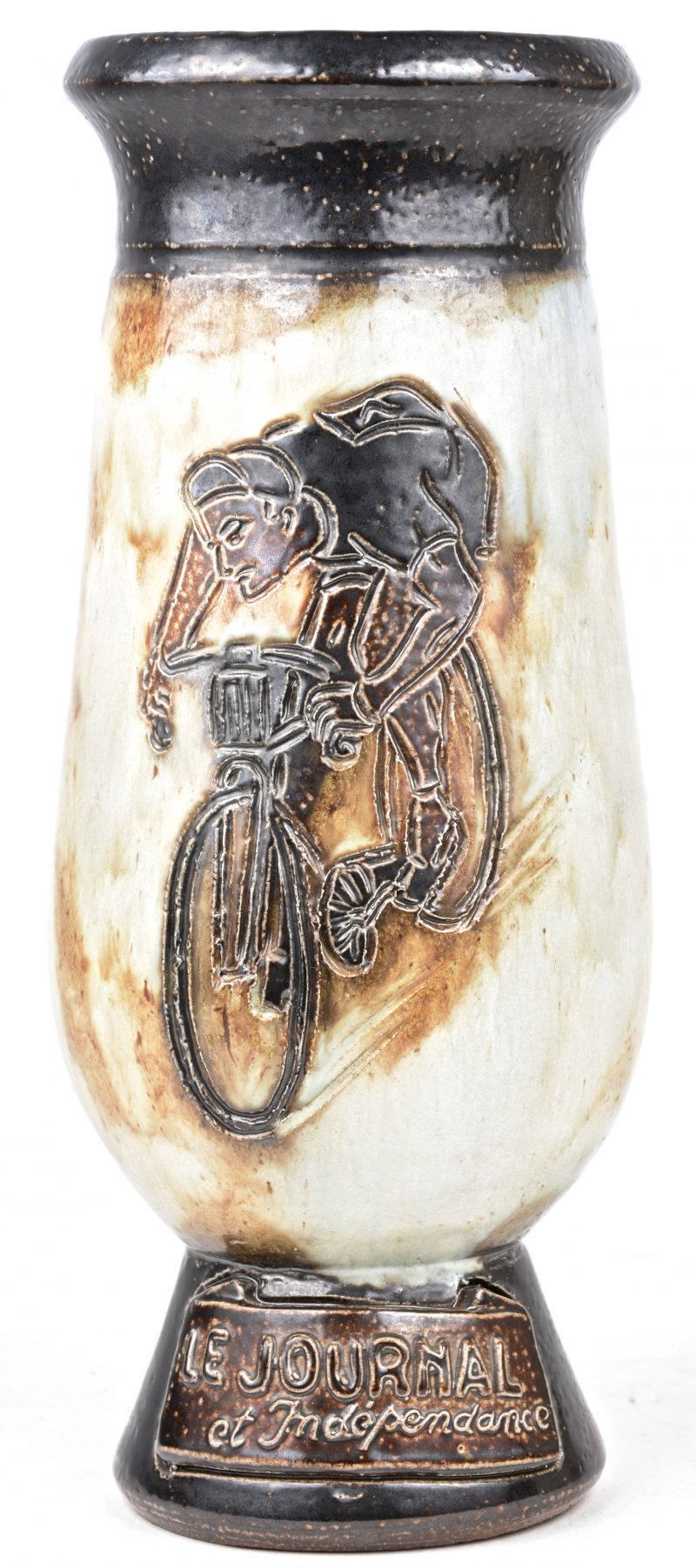 Een aardewerken vaas van ‘Le Journal et indépendance’ met een wielrenner in het decor