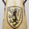Een grote vaas van Vlaams aardewerk met een decor van een vredesduif, de Ijzertoren en een Vlaamse leeuw. Onderaan gemerkt.