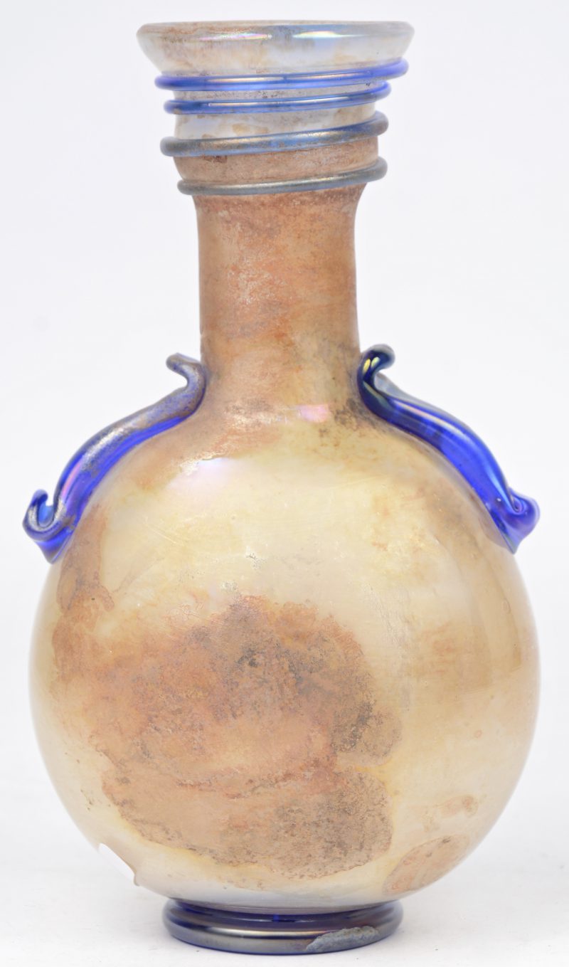 Een mondgeblazen Venetiaans glazen vaas. Naar Romeins voorbeeld.