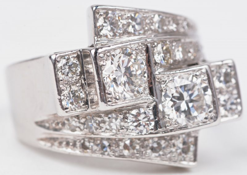Een platina ring bezet met diamanten met een gezamenlijk gewicht van ± 1,35 ct. Color FG VS.