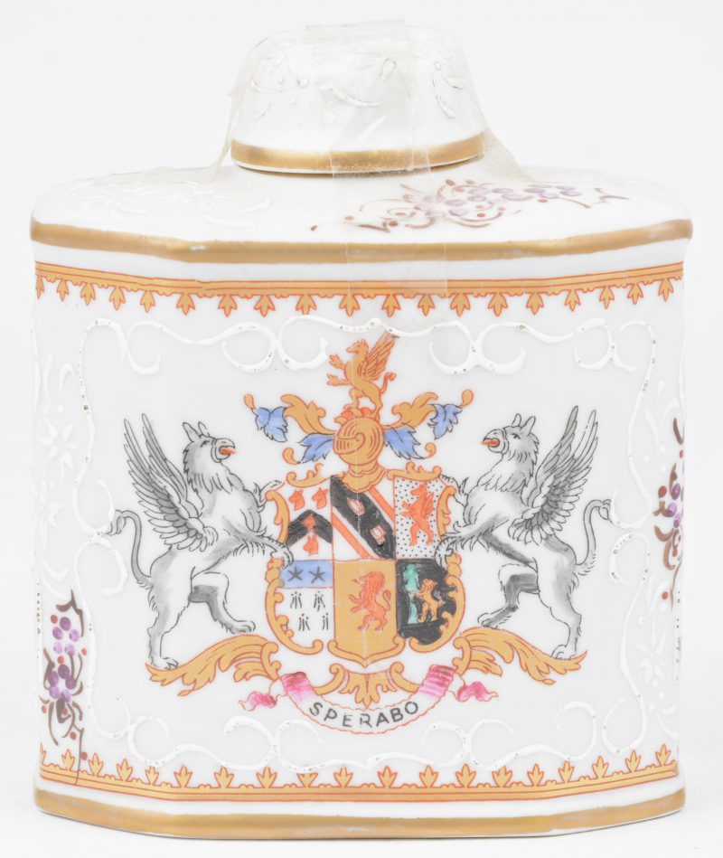 Theebus van Saksisch porselein met een Cie des Indes decor met wapenschild en bianco sopra bianco guirlandes. Onderaan gemerkt met gekruiste pijlen in blauw onder glazuur.