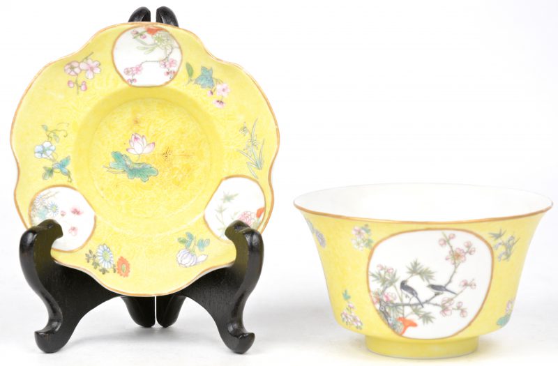 Chinese bowl met onderschotel, decor van bloemen in uitsparingen op gele fond.