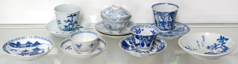 Lot blauw en wit Chinees porselein met zes kopjes en acht schoteltjes.