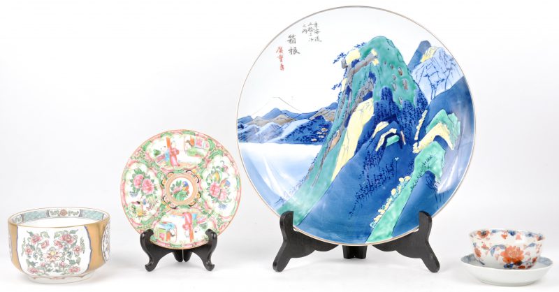 Lot Chinees en Japans porselein: een schotel, een Canton bordje, een theekopje en schoteltje en een bowl met dubbele wand.