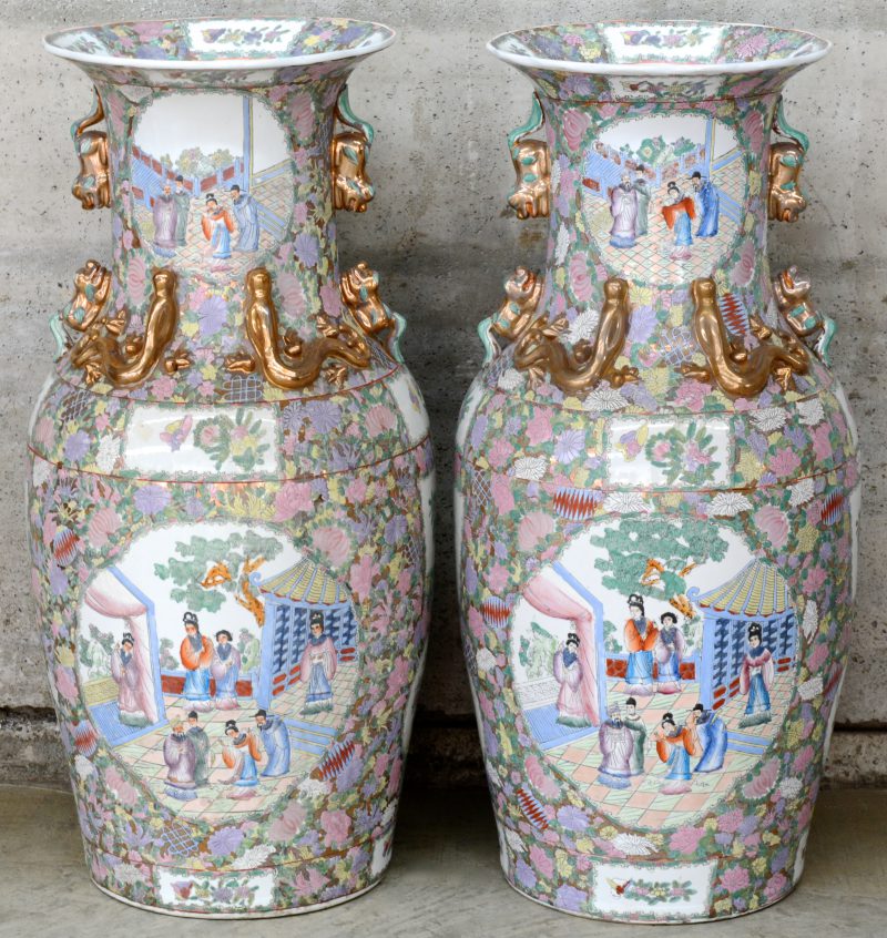 Een paar moderne polychrome Chinees porseleinen vazen. Met figuren in het decor.