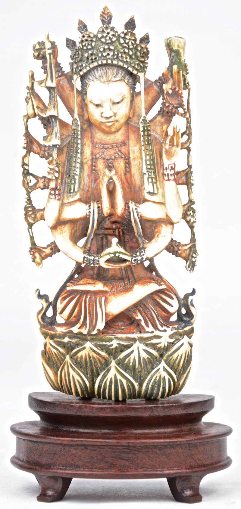 Een zittende Bodhisatva van gesculpteerd Indisch ivoor.