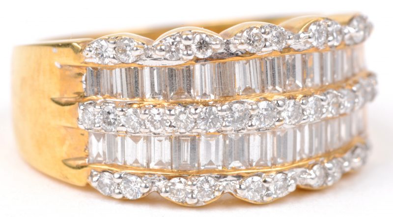 Een 18 karaats geel gouden ring bezet met diamanten en baguetten met een gezamenlijk gewicht van ± 1,60 ct.