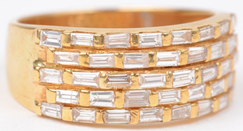 Een 18 karaats geel gouden ring bezet met diamant baguetten met een gezamenlijk gewicht van ± 1,50 ct.