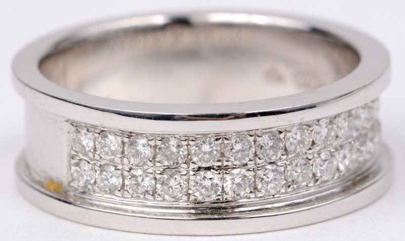 Een 18 karaats wit gouden ring bezet met diamanten met een gezamenlijk gewicht van ± 0,50 ct.