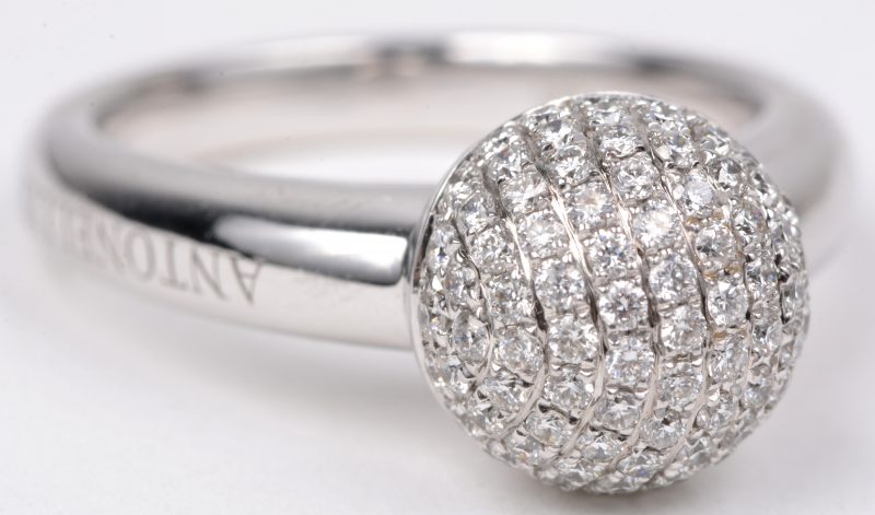 Een 18 karaats wit gouden ring bezet met diamanten met een gezamenlijk gewicht van ± 1,04 ct.